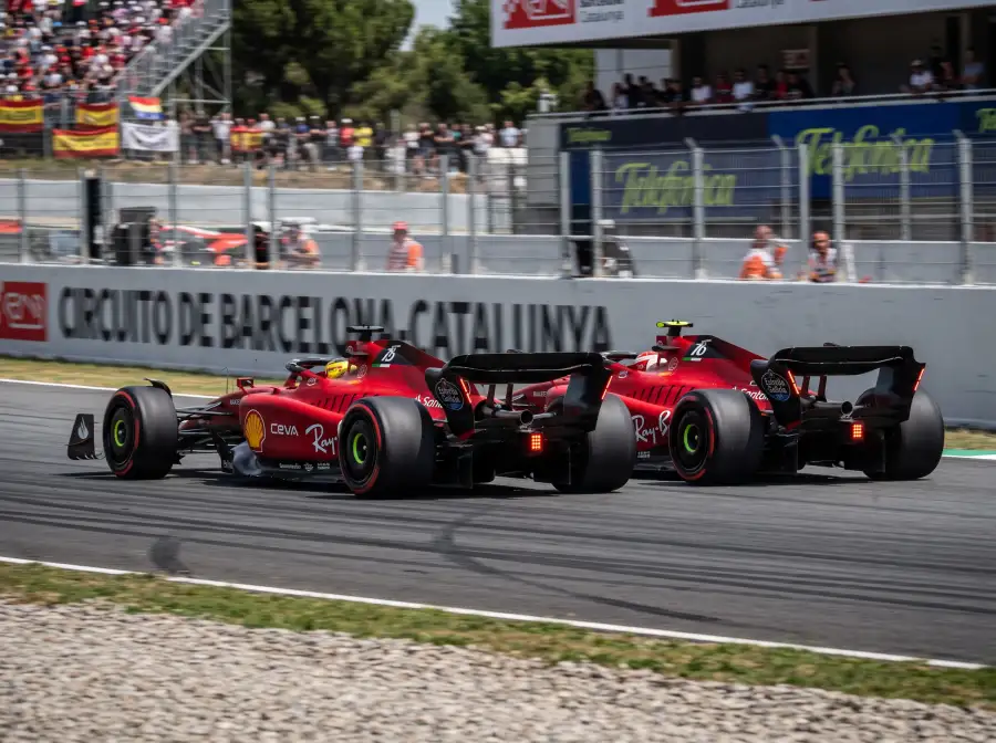 Apuestas Leclerc vs Hamilton Ferrari 2026: cuotas en PitFactor